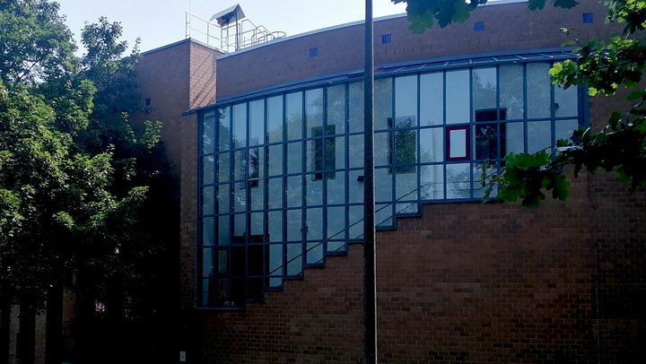 Ein Blick auf das Kreistagsgebäude in Bergheim von der Aachener Straße