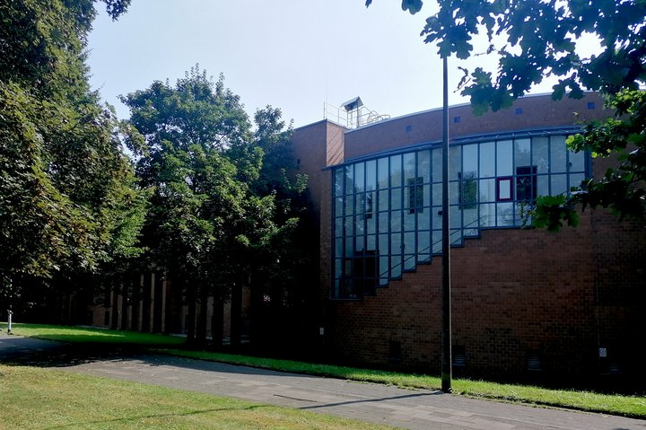Ein Blick auf das Kreistagsgebäude in Bergheim von der Aachener Straße